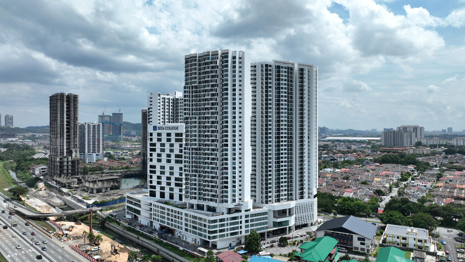Colonial Infinite Sunway / Subang